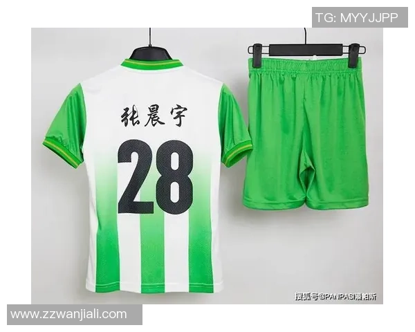 足球12号球衣背后的传奇人物有哪些精彩故事与成就