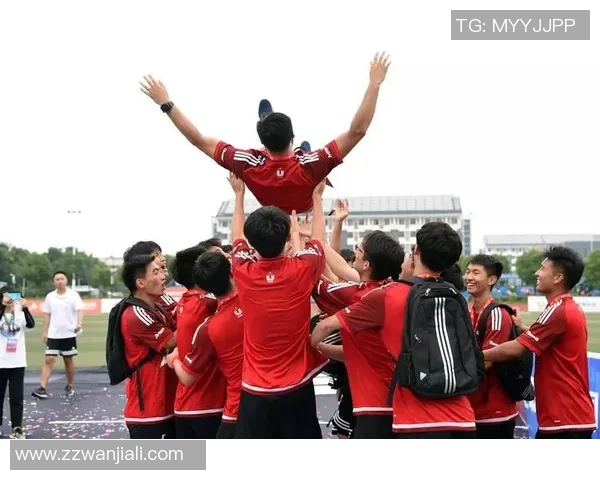 《从草根到巨星足球生涯挑战:打造你的传奇足球王朝》 《从草根到巨星足球生涯挑战:打造你的传奇足球王朝》